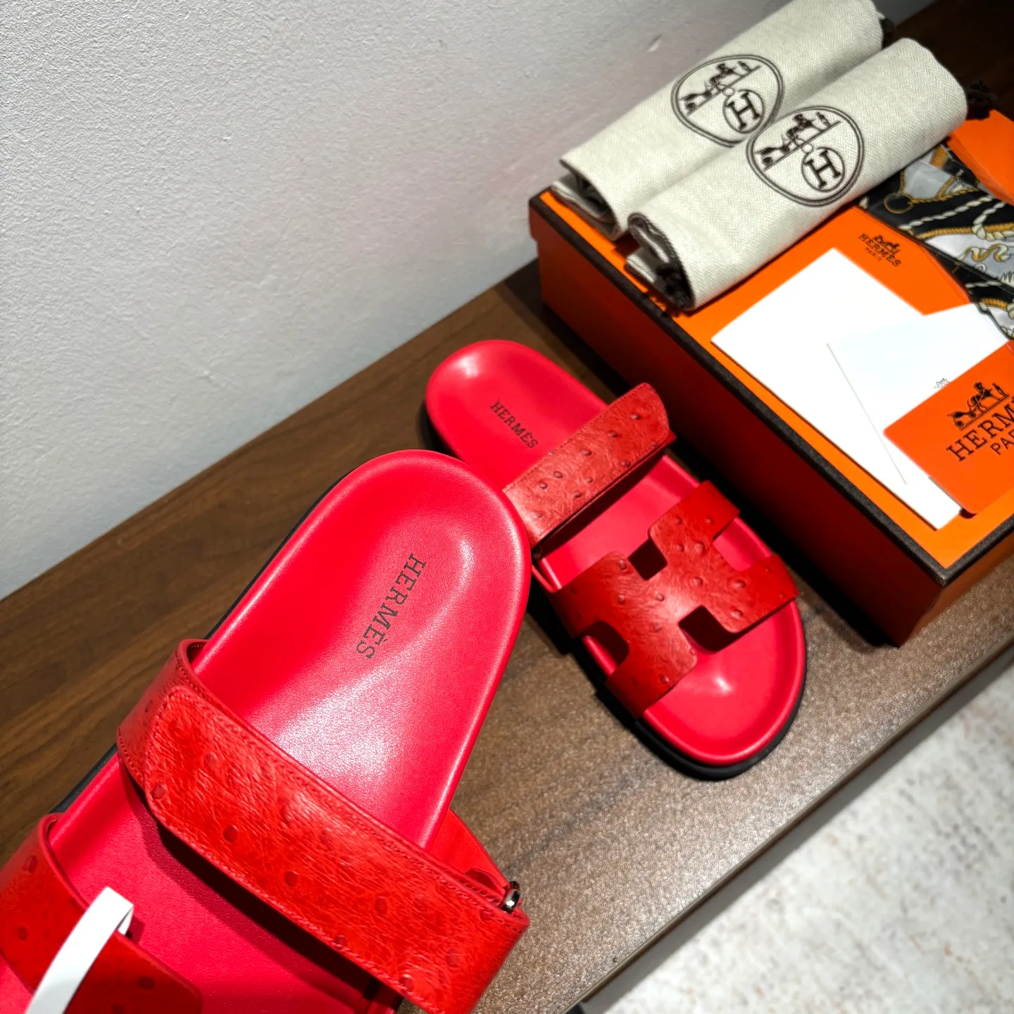 👟👟Ex-factory price 520👟👟 Men's size +10 Brand💗: HERMES Number💗: H8018-210199 Color💗: Ostrich pattern new color system Size 💗: 35 to 40 38-45 Upper material: imported calfskin Outsole material: Tpu anti-slip and wear-resistant outsole 🆕🆕🆕HERMES 2025 latest color matching, original purchased and dismantled, imported custom fabrics. All colors have been adjusted N times, striving to be zero different from the original! The top version for women 💰 Erjie's shoes that have become extremely popular recently - chypre sandals, which are comfortable for all ages and are cute and cute. Paired with various colored socks, it’s so trendy